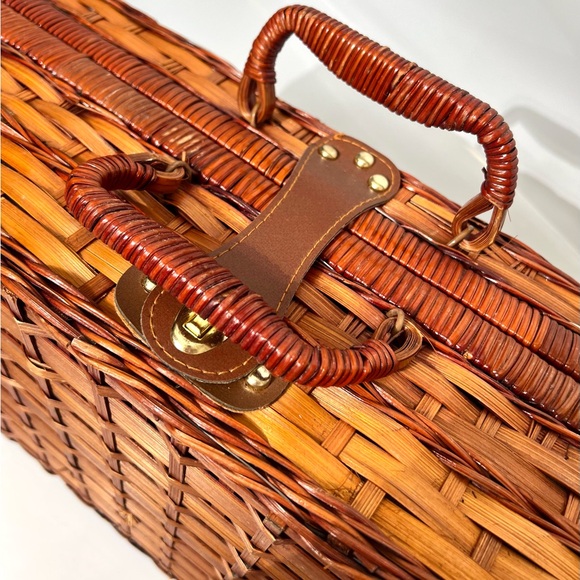 Vintage Linens and Things On the Beach Wicker Picnic Basket - Picture 11 of 16